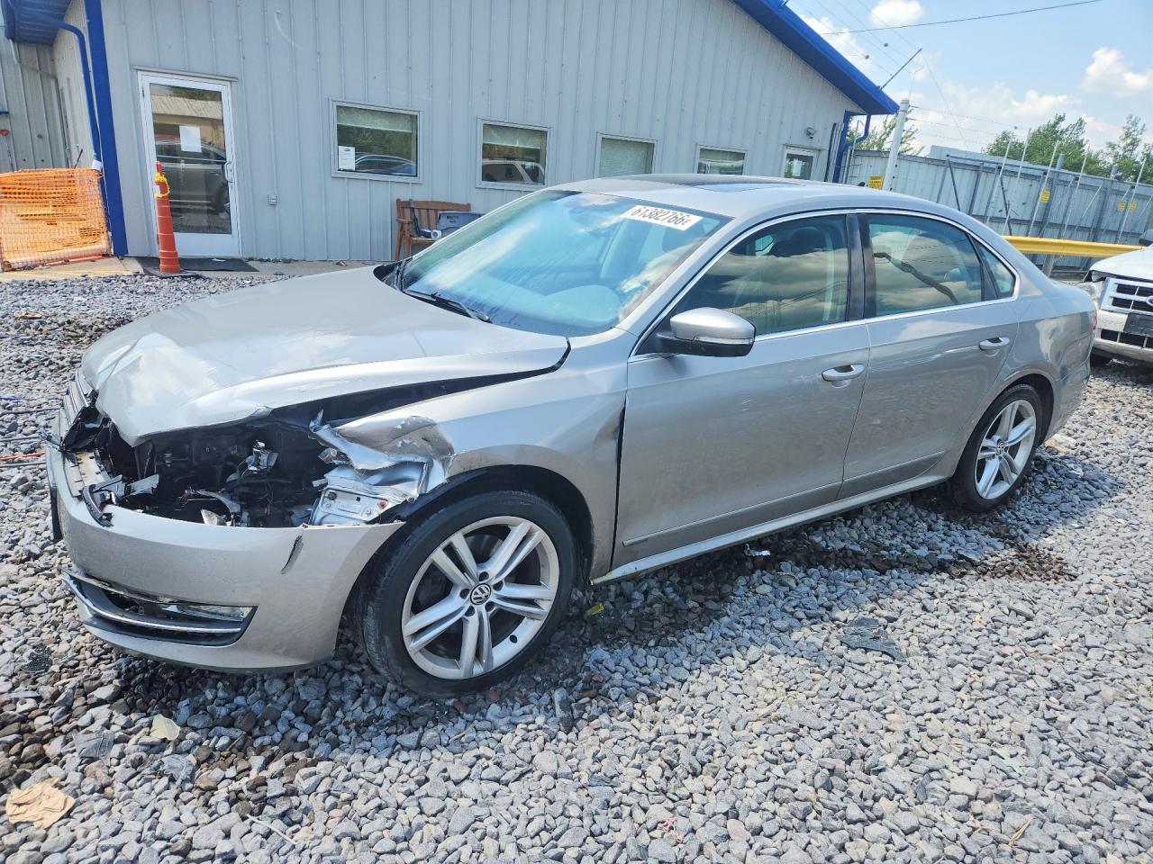 2013 Volkswagen Passat SE, VIN 1VWBN7A3XDC049218 — Front end