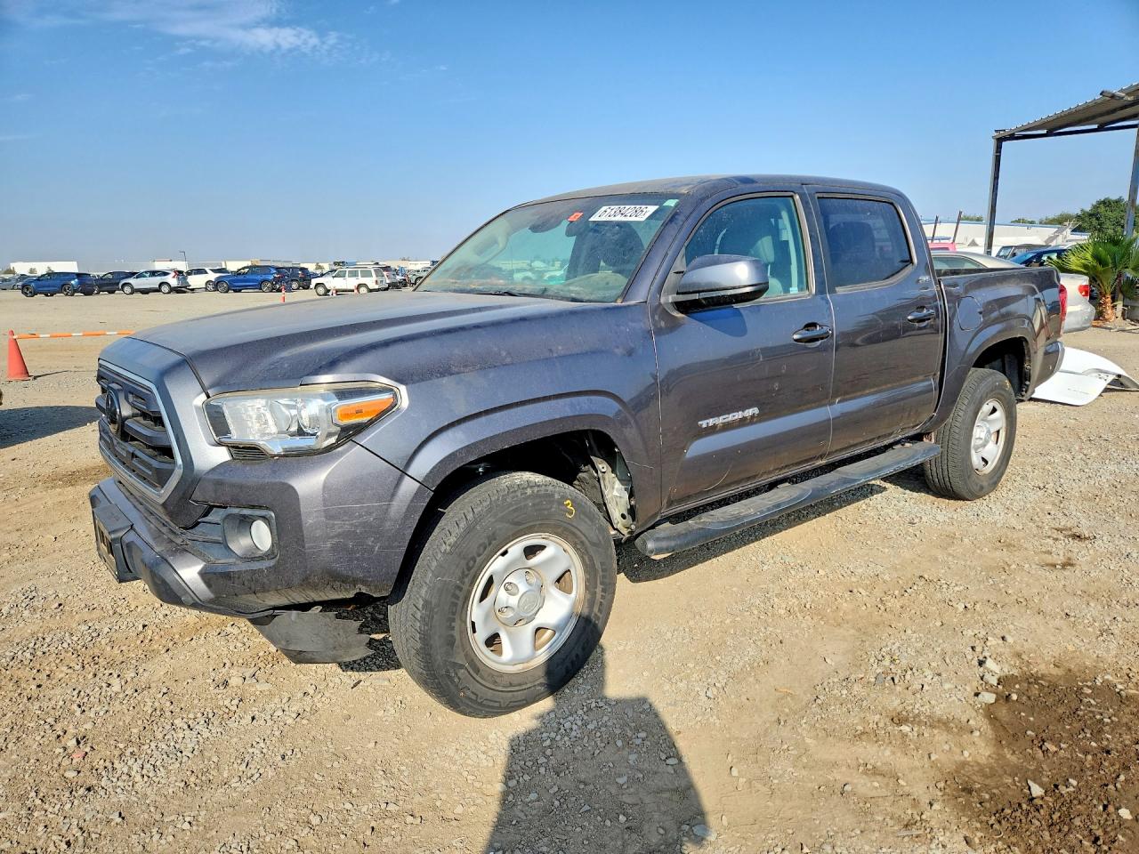 2018 Toyota Tacoma SR5, VIN 5TFAX5GN2JX112404 — Бок