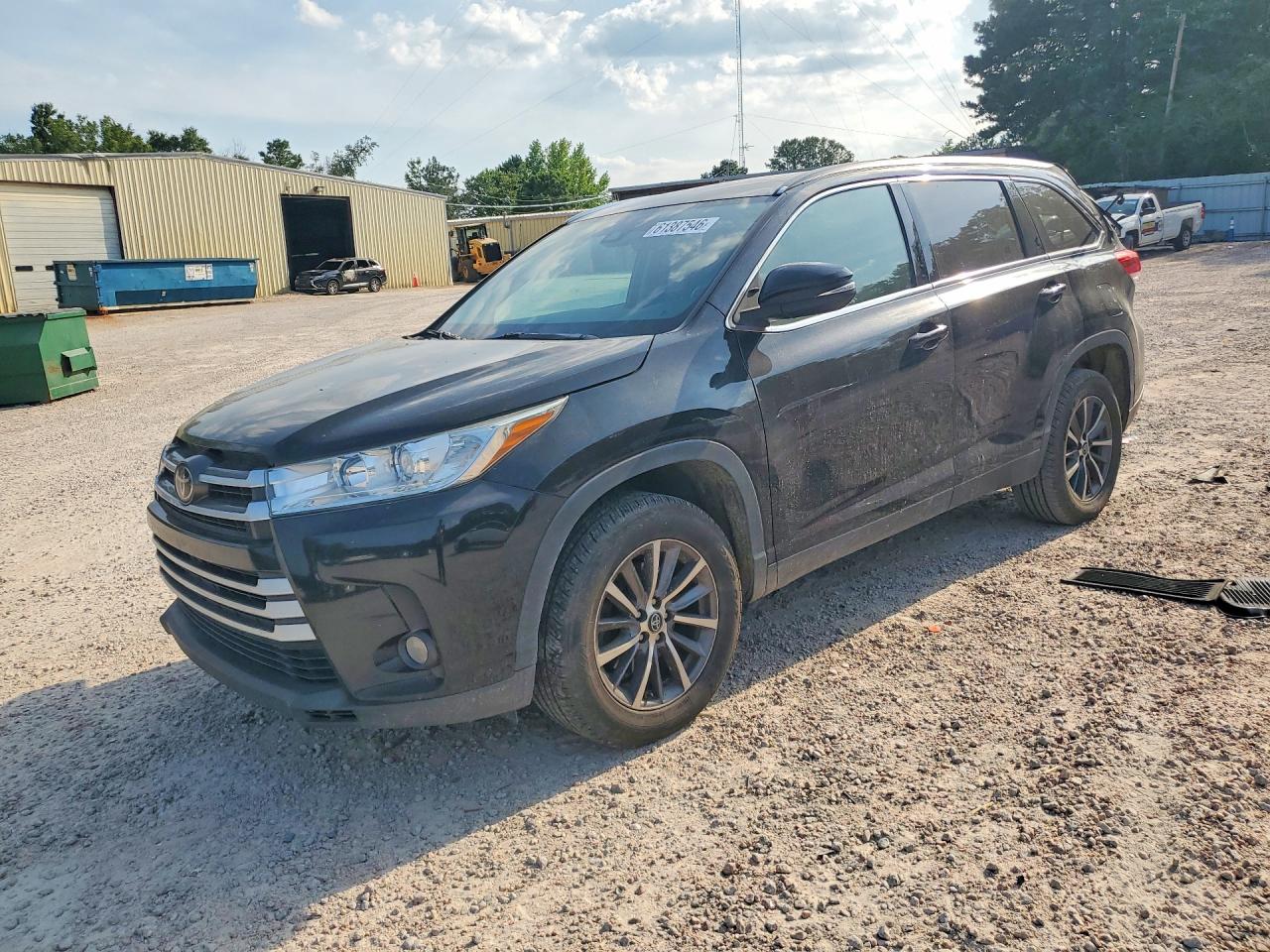2019 Toyota Highlander XLE, VIN 5TDKZRFHXKS355449 — Rear end