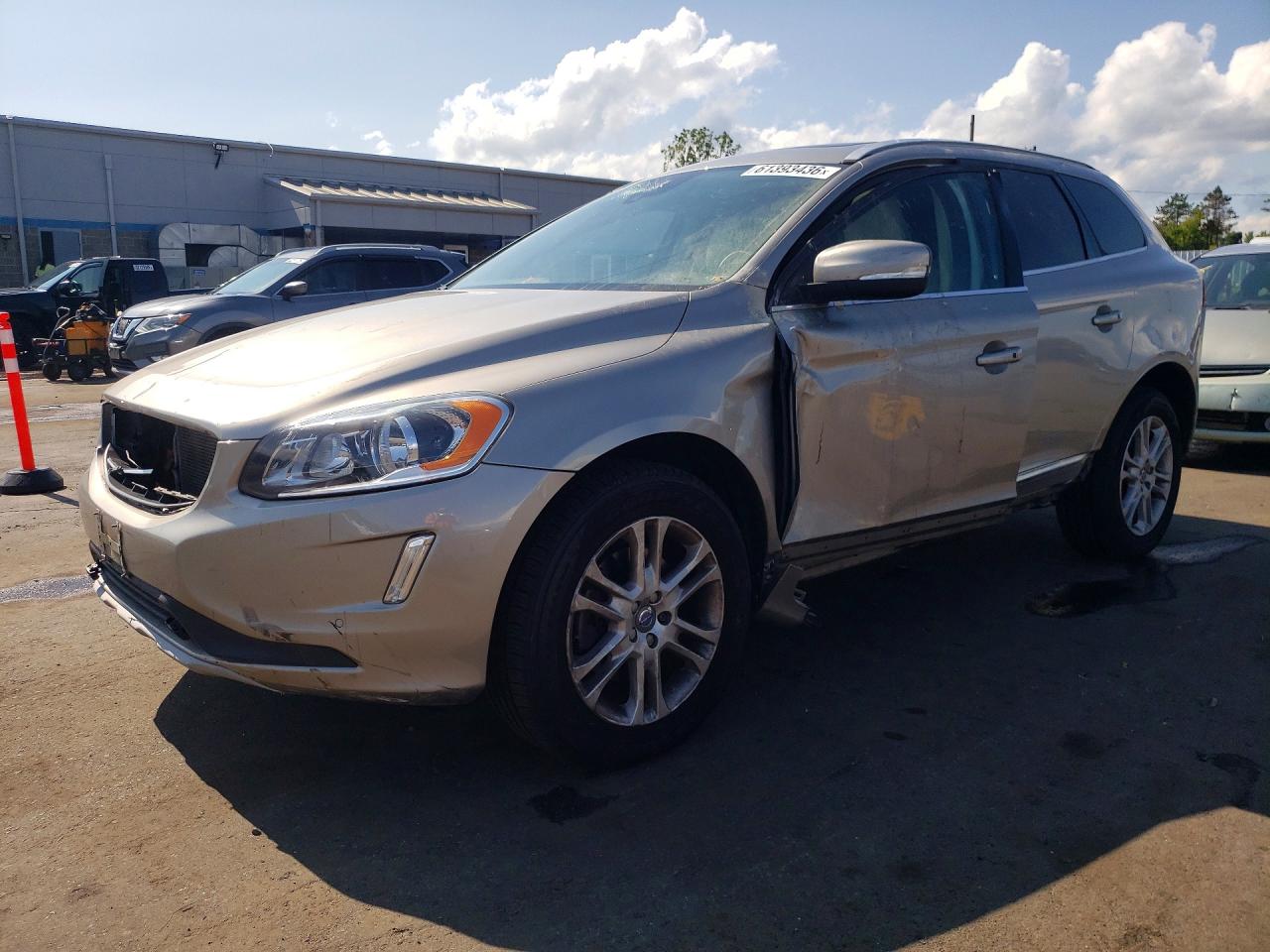 2016 Volvo XC60 T5 Premier, VIN YV4612RK2G2858752 — Side