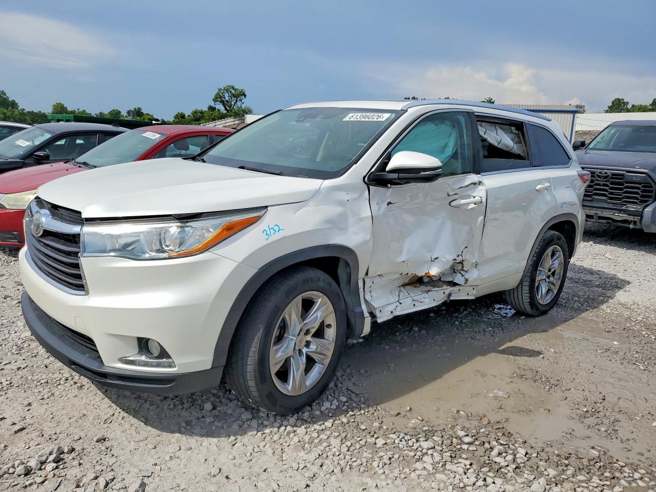 2015 Toyota Highlander Limited Platinum, VIN 5TDYKRFH4FS093819 — Side