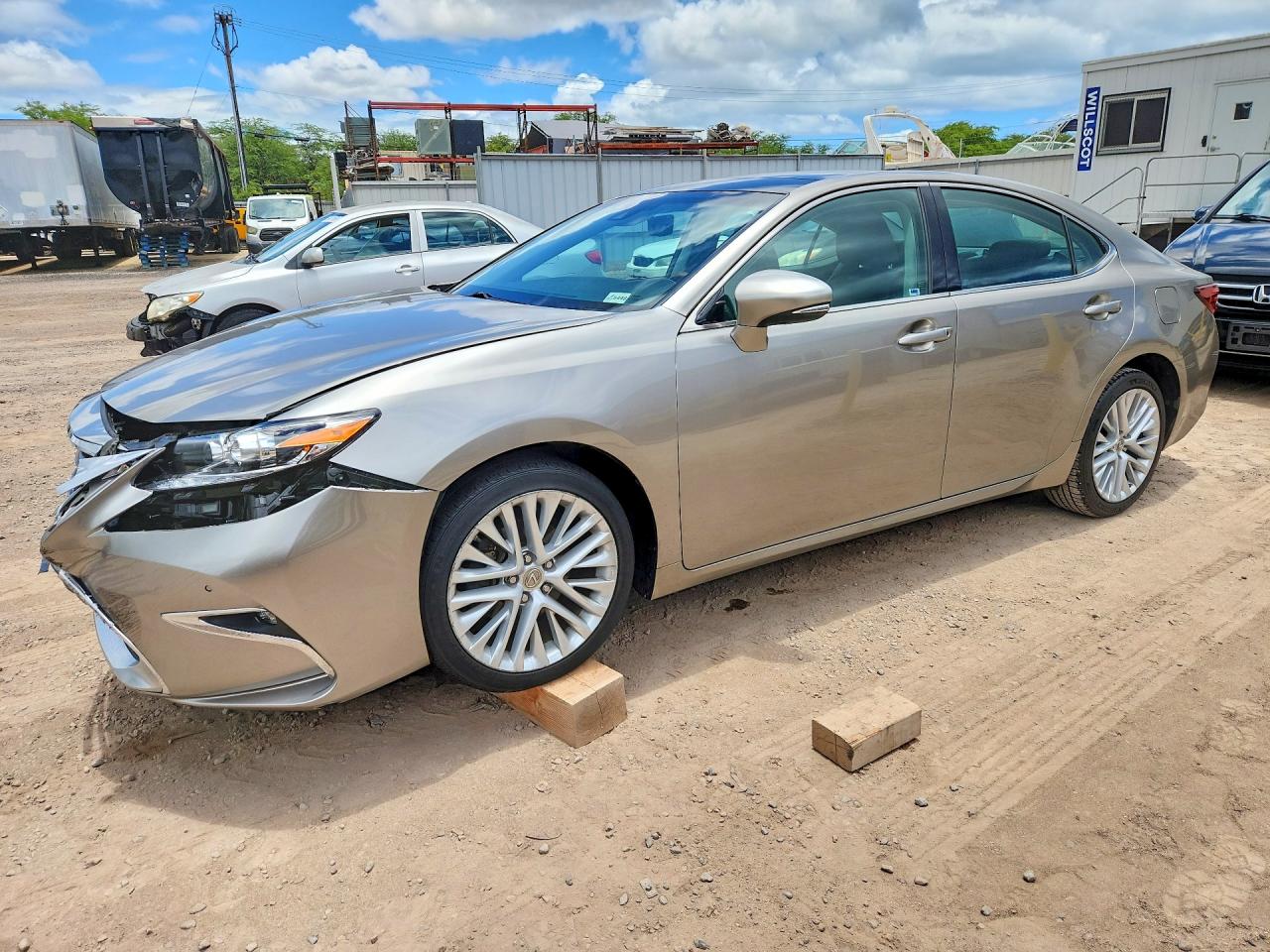 2016 Lexus ES 330, VIN 58ABK1GG1GU015870 — Front end