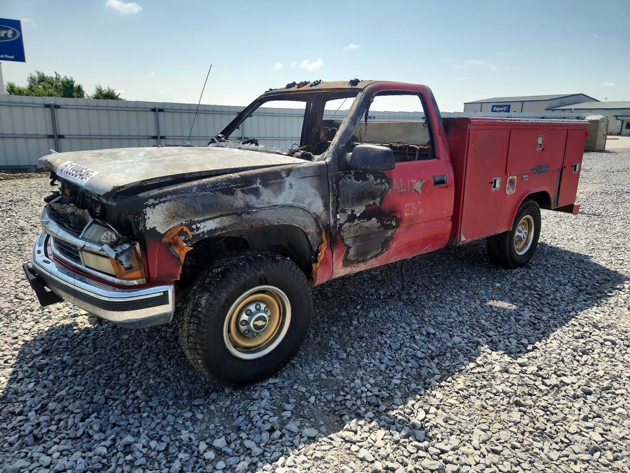 1999 Chevrolet Silverado 2500, VIN 1GCGK24J2XR720963 — Пожар в моторном отсеке
