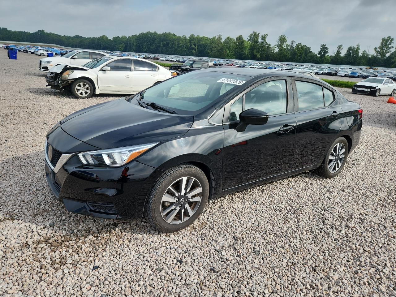 2020 Nissan Versa SV, VIN 3N1CN8EV4LL875741 — Бок
