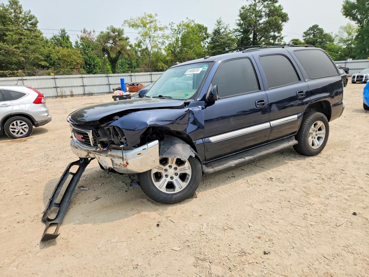 2005 GMC Yukon SLT, VIN 1GKEK13T55J147979 — Front end