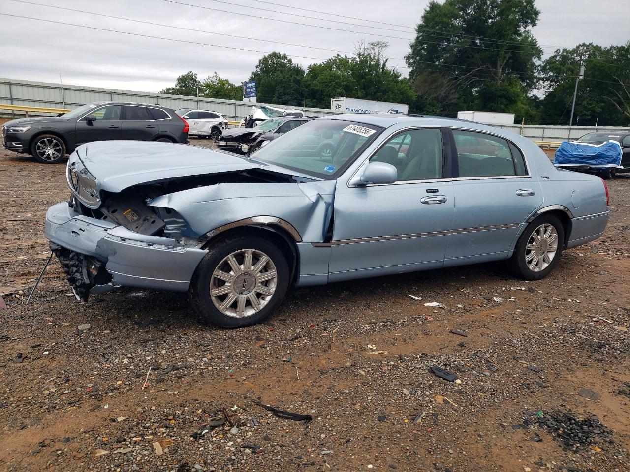 2007 Lincoln Town Car Signature Limited, VIN 1LNHM82W17Y624534 — Front end