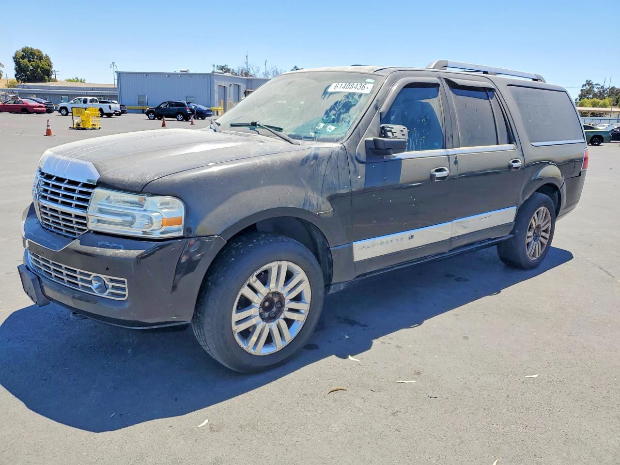 2011 Lincoln Navigator, VIN 5LMJJ3J57BEJ00432 — Side
