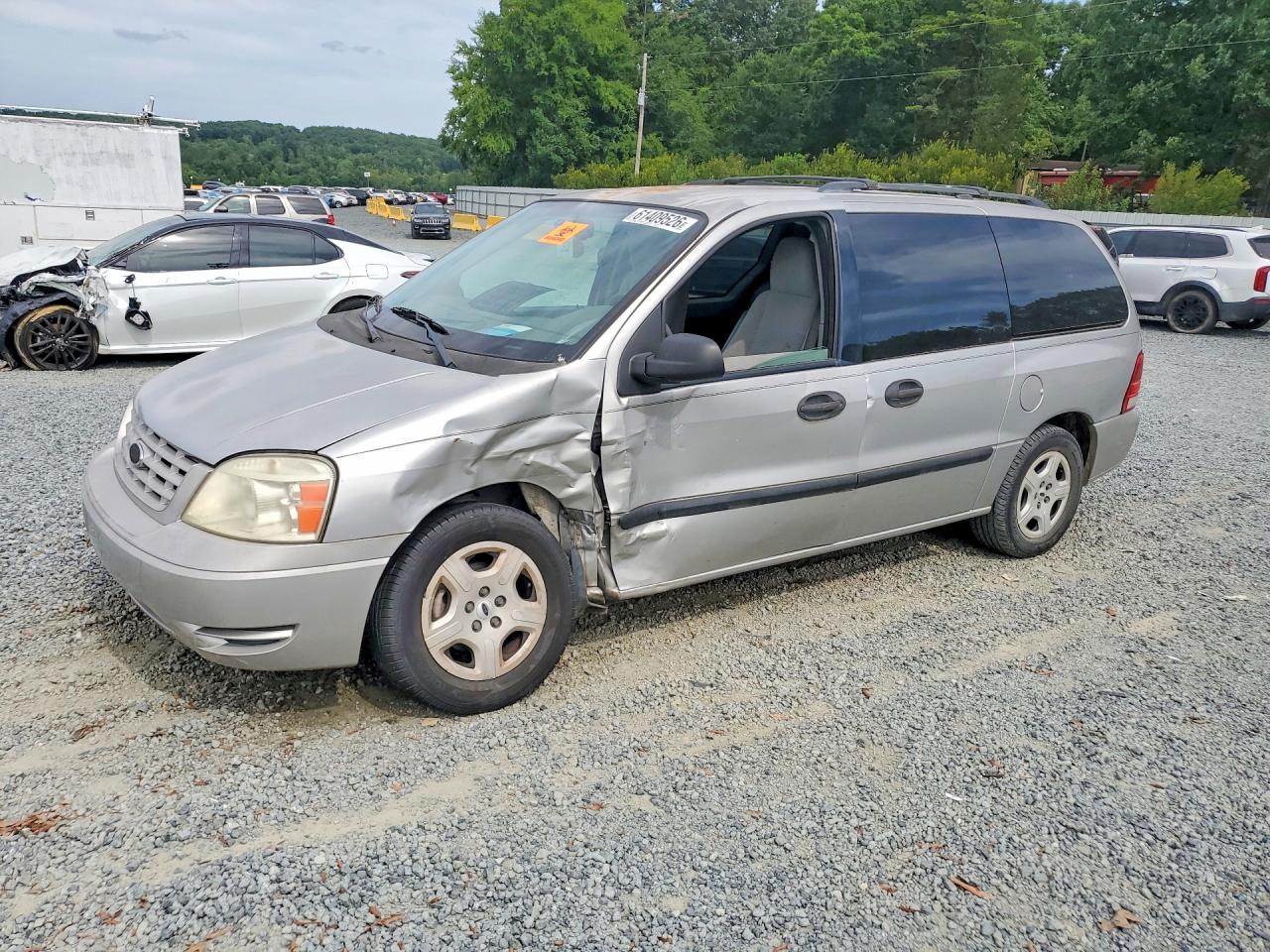 2005 Ford Freestar SE, VIN 2FMDA516X5BA32244 — Бок