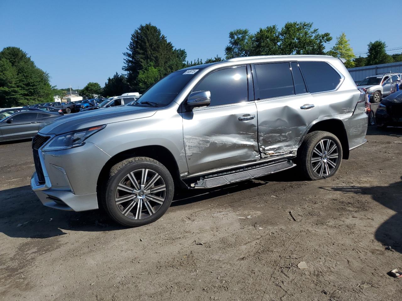 2020 Lexus LX 570, VIN JTJDY7AXXL4311461 — Бок