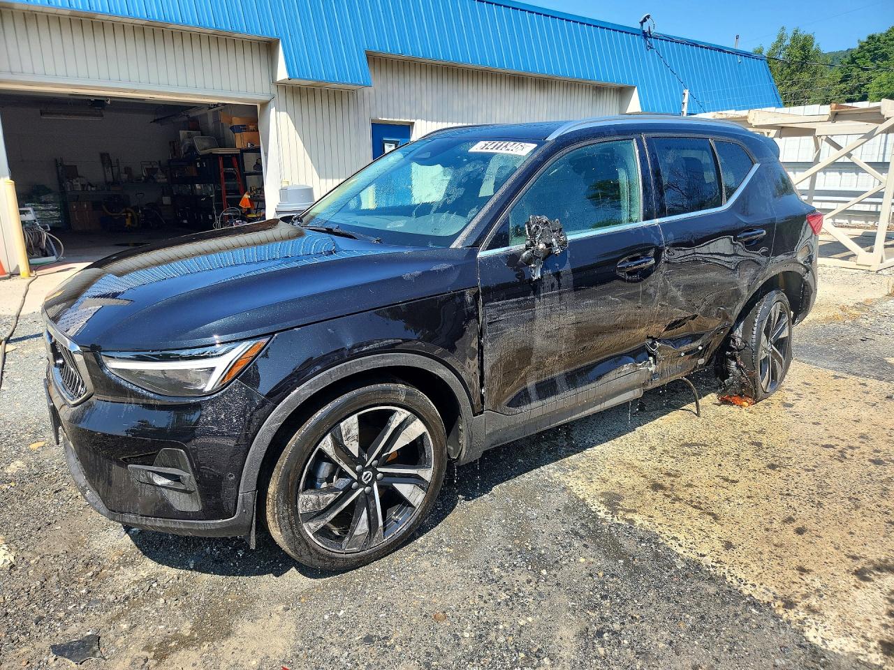 2025 Volvo XC40 Plus Bright Theme, VIN YV4L12UEXS2608883 — Бок
