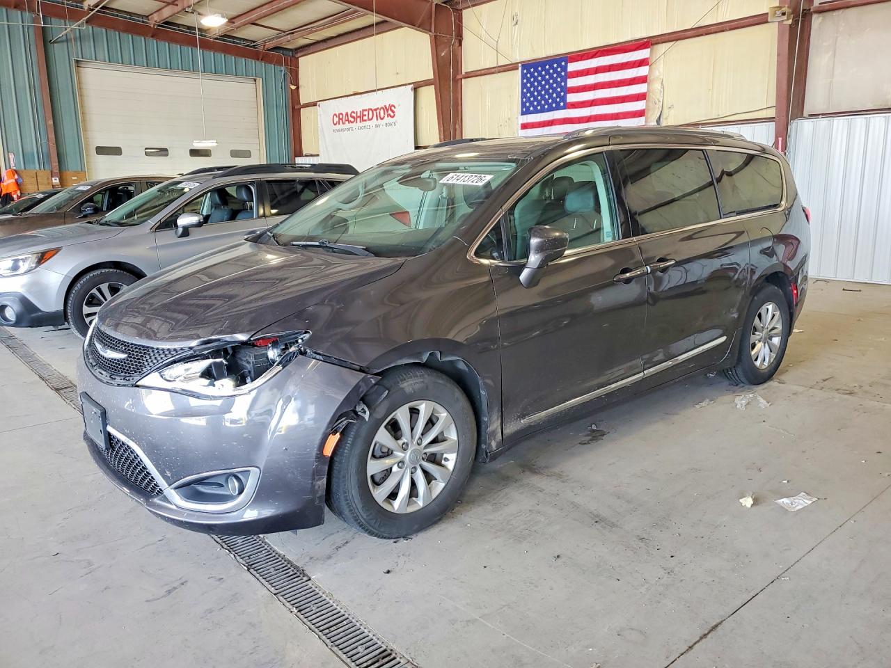 2019 Chrysler Pacifica Touring L, VIN 2C4RC1BG3KR626083 — Front end