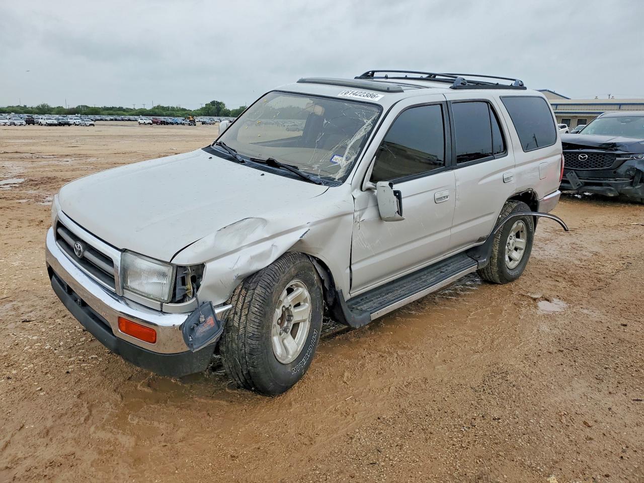 1997 Toyota 4Runner SR5, VIN JT3GN86R6V0026182 — Front end