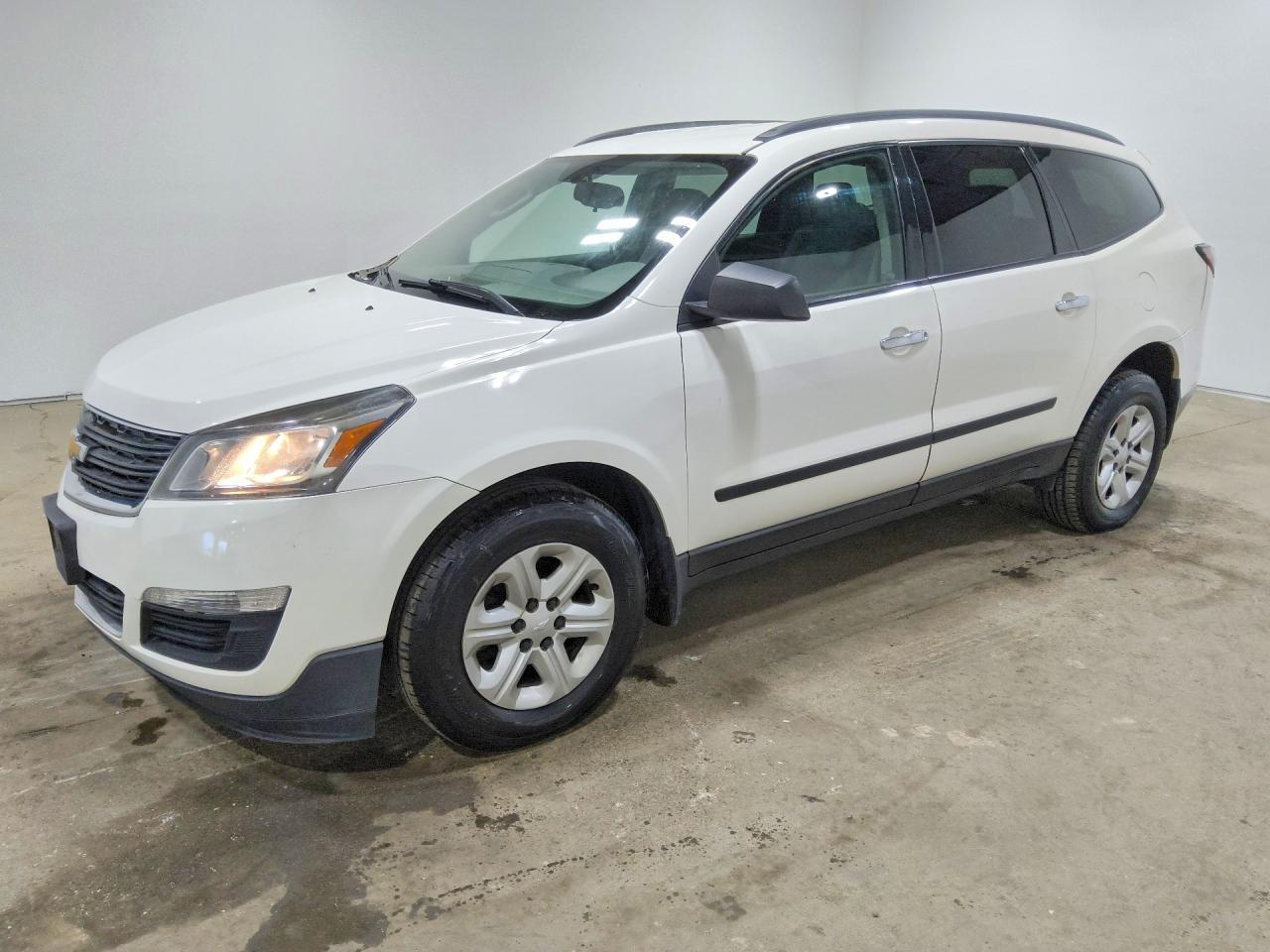 2015 Chevrolet Traverse LS, VIN 1GNKRFED8FJ187270 — Мелкие вмятины и царапины