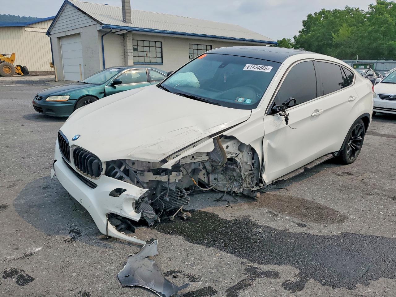 2016 BMW X6 xDrive35i, VIN 5UXKU2C56G0N83988 — Front end