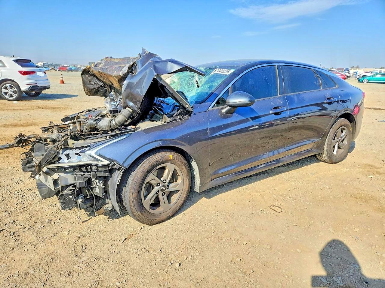 2021 Kia K5 LXS, VIN 5XXG14J2XMG002412 — Перед