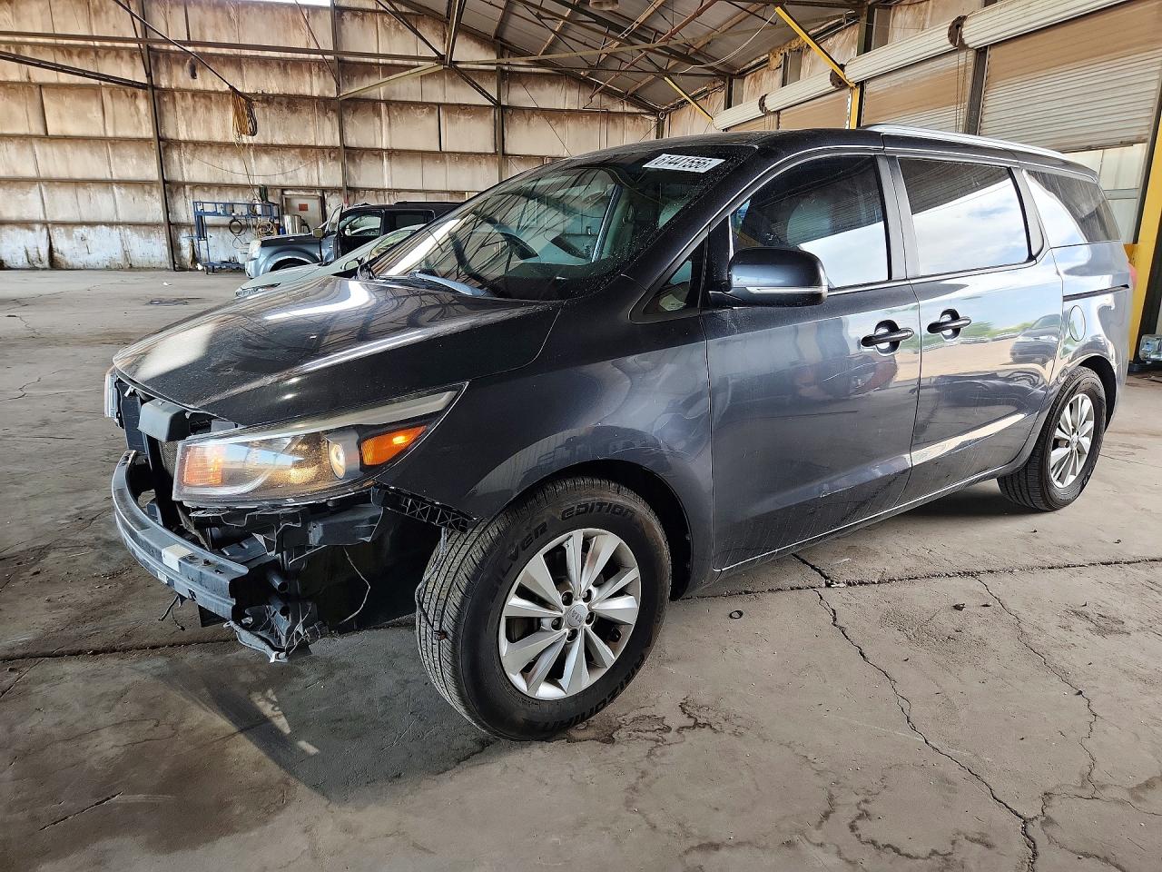 2017 Kia Sedona LX, VIN KNDMB5C18H6338350 — Перед