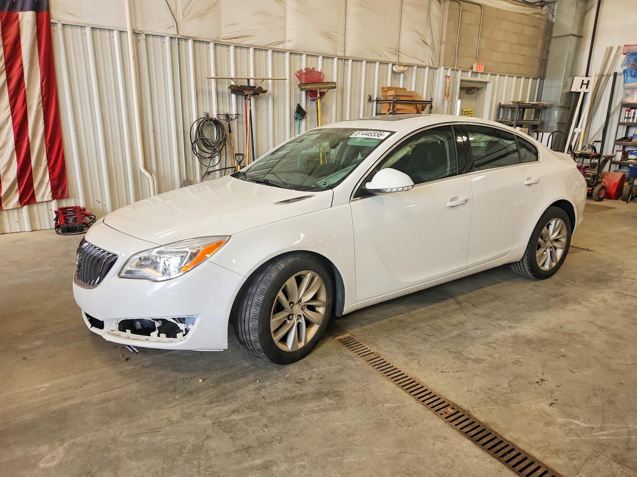 2016 Buick Regal Premium II, VIN 2G4GS5GX9G9134557 — Front end