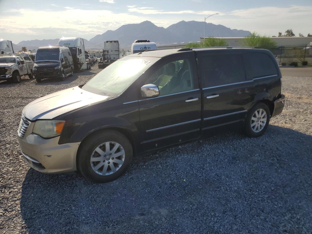 2008 Chrysler Town & Country Limited, VIN 2A8HR64X28R689052 — Rear end