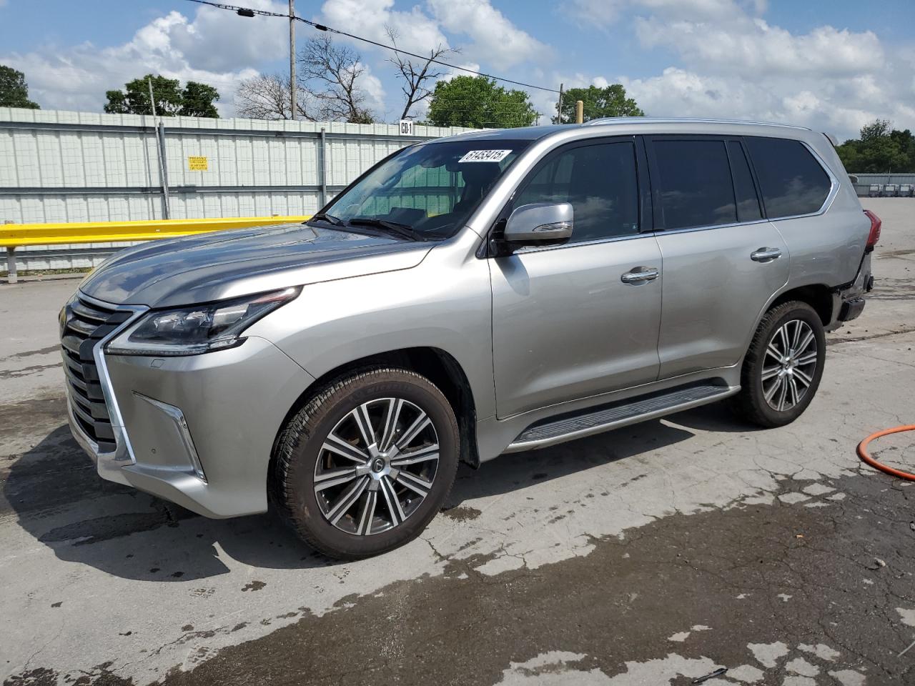 2020 Lexus LX 570, VIN JTJFY7AX8L4318563 — Зад