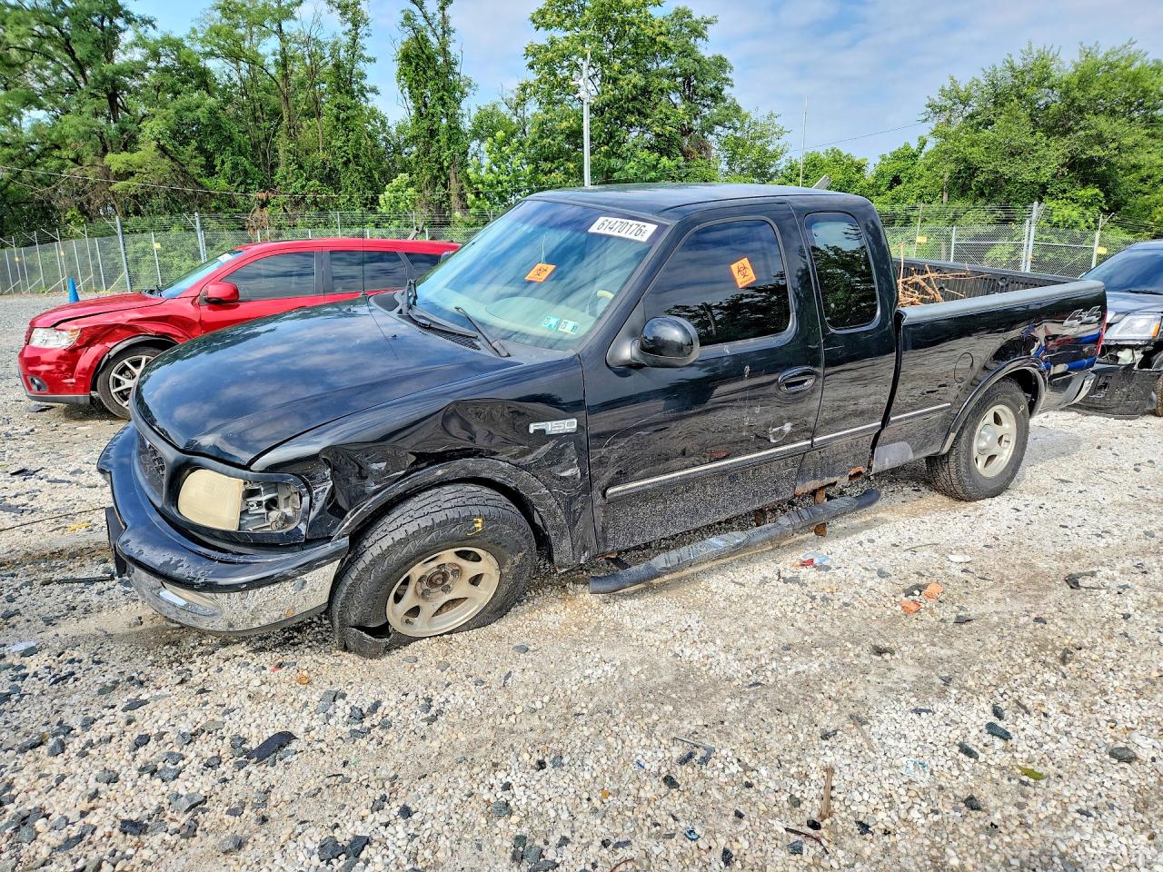 1997 Ford F-150 XL, VIN 1FTDX18W4VNC15130 — Front end