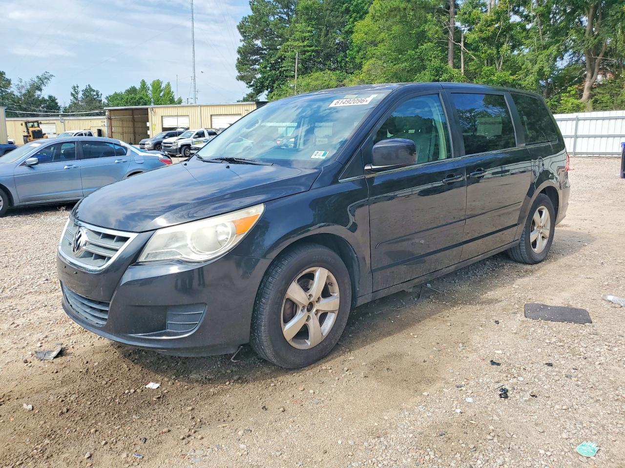 2010 Volkswagen Routan SE, VIN 2V4RW3D1XAR280260 — Minor dents and scratches
