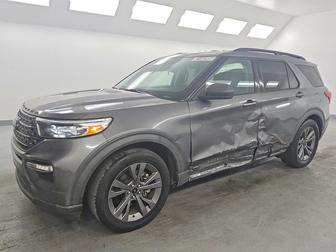 2021 Ford Explorer XLT, VIN 1FMSK7DH9MGA31252 — Бок