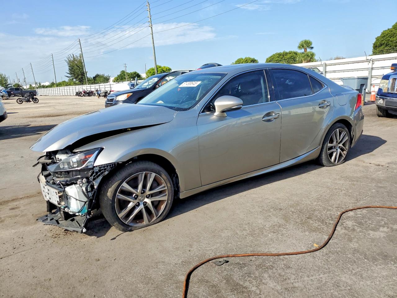 2018 Lexus IS 300, VIN JTHBA1D21J5075669 — Перед