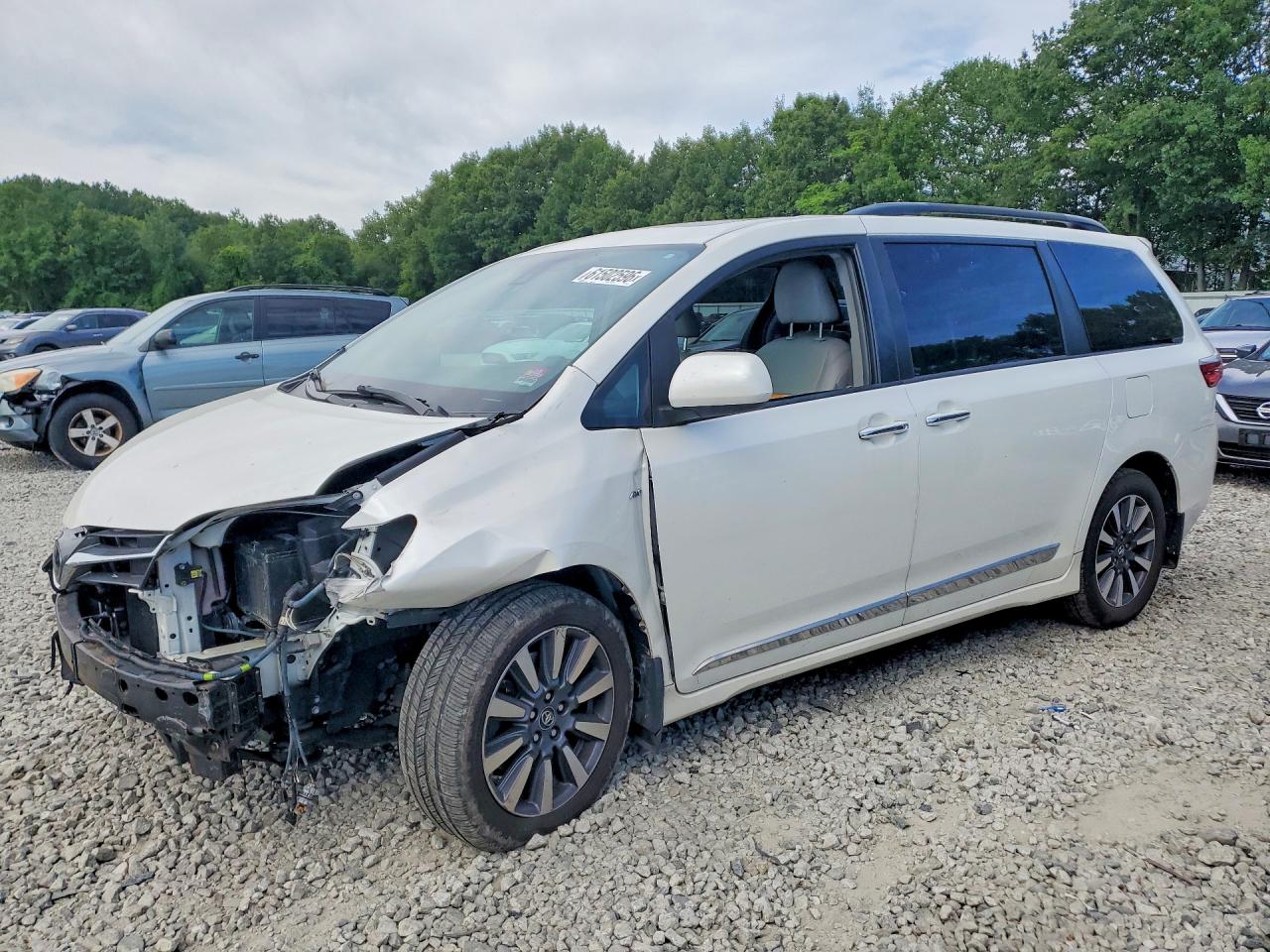 2018 Toyota Sienna XLE, VIN 5TDDZ3DC0JS194749 — Front end