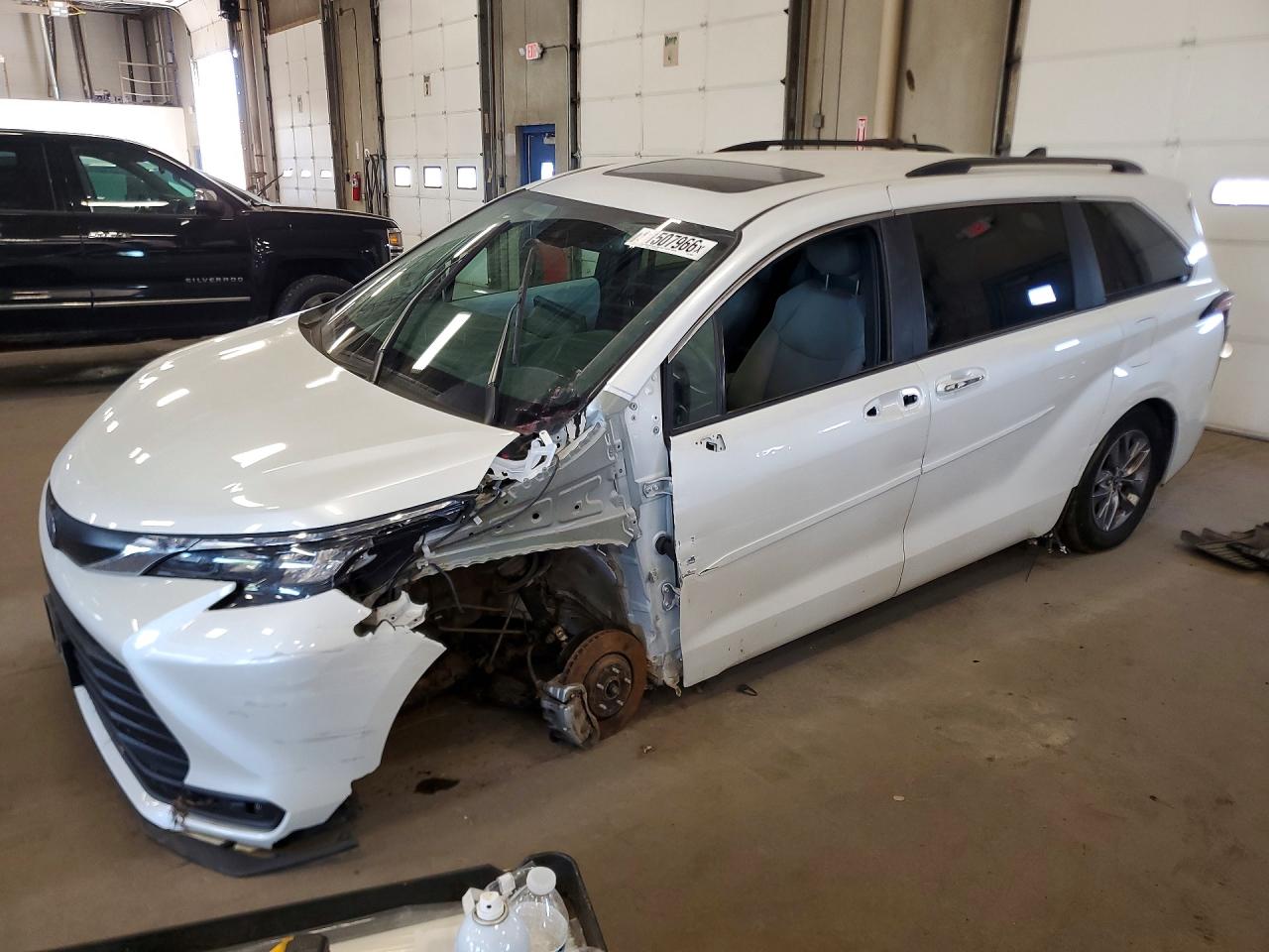 2025 Toyota Sienna XLE, VIN 5TDJSKFC1SS166684 — Перед