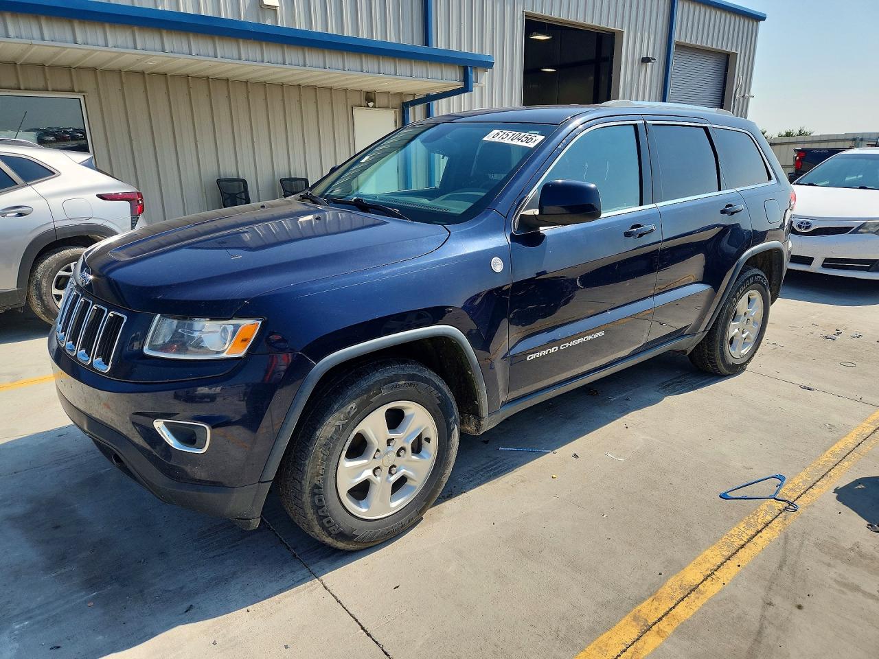 2014 Jeep Grand Cherokee Laredo, VIN 1C4RJFAG4EC242489 — Side