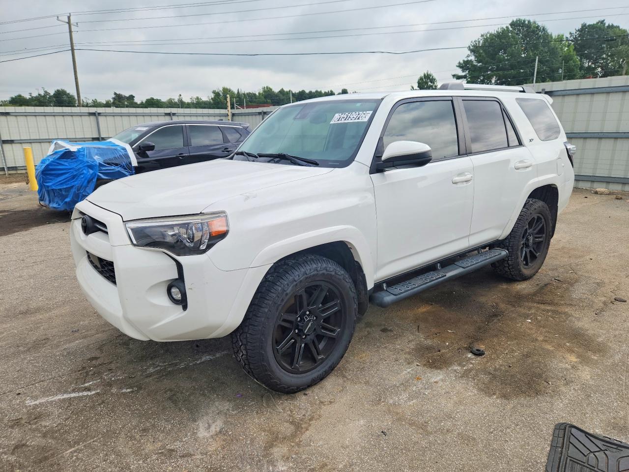 2021 Toyota 4Runner SR5, VIN JTEMU5JRXM5894710 — Front end