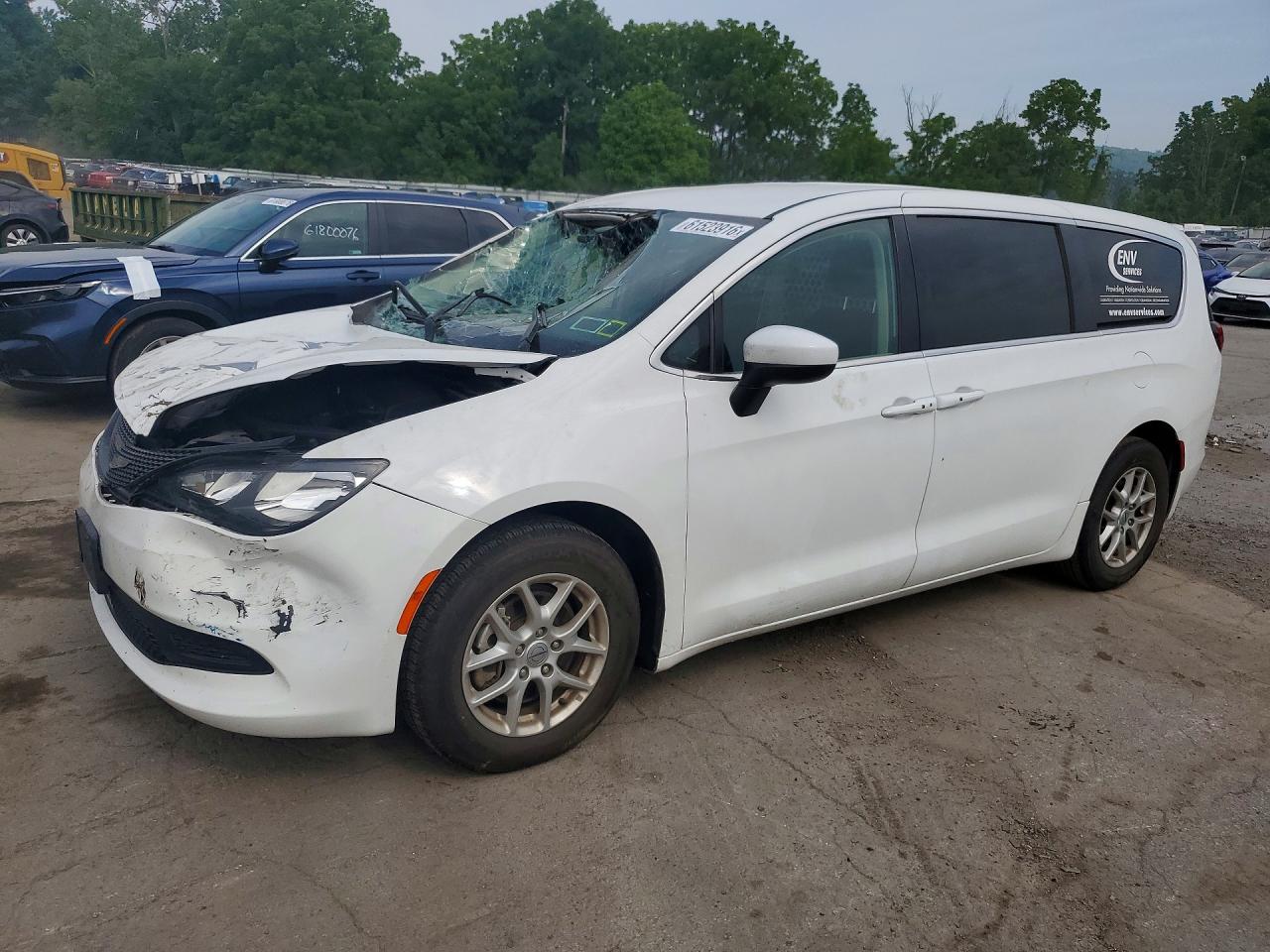 2022 Chrysler Voyager LX, VIN 2C4RC1CG7NR159026 — Перед