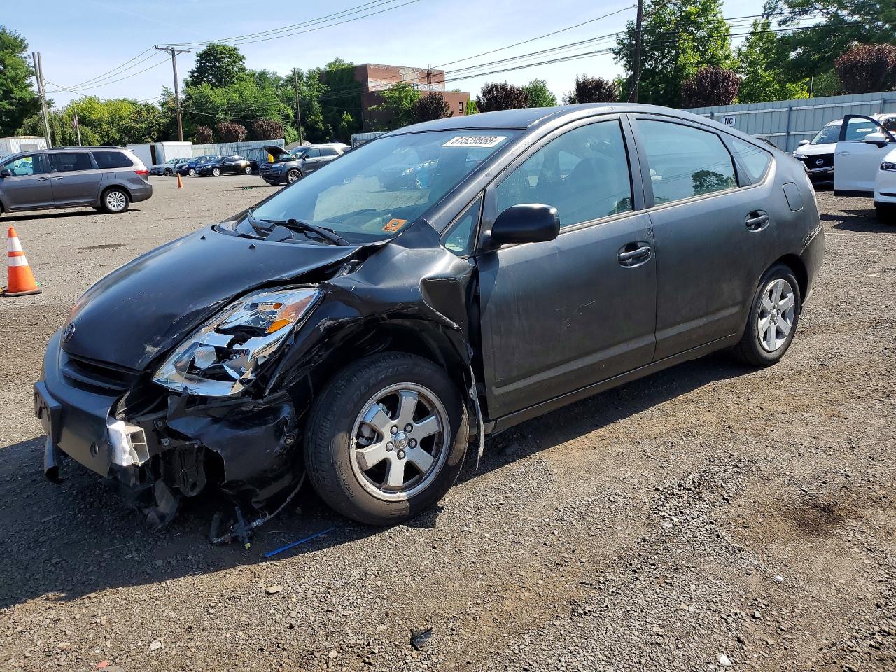 2005 Toyota Prius, VIN JTDKB20U153113673 — Перед