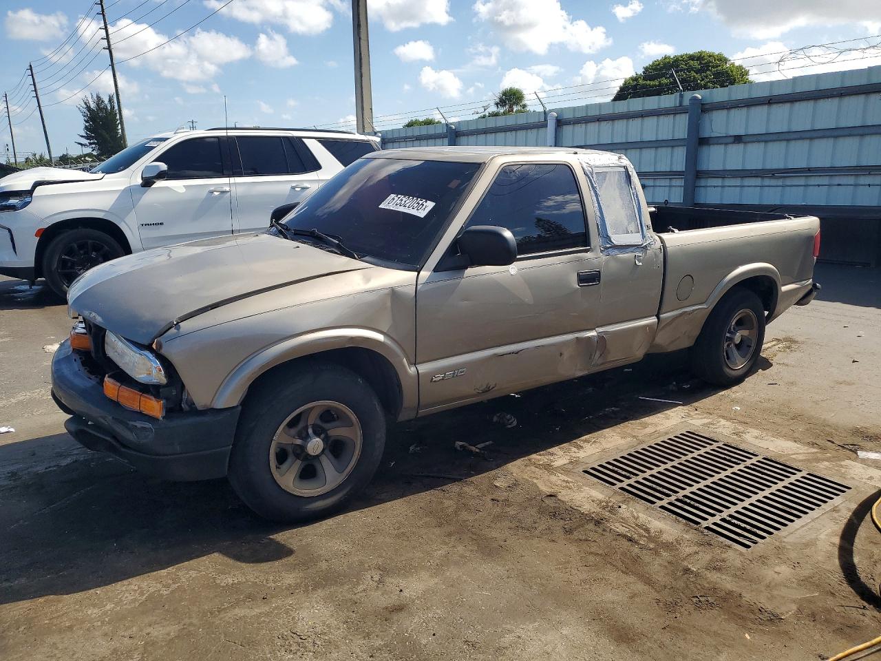2003 Chevrolet S-10 LS, VIN 1GCCS19X138174114 — Side