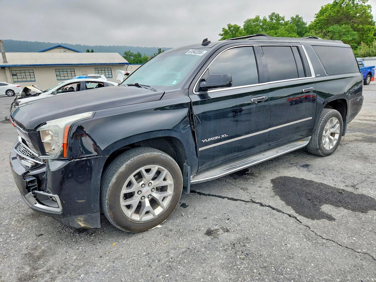 2015 GMC Yukon XL SLT, VIN 1GKS2HKC9FR234932 — Front end