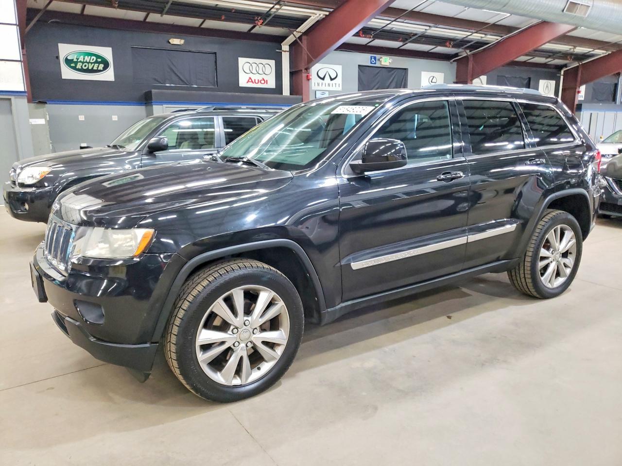 2013 Jeep Grand Cherokee Laredo, VIN 1C4RJFAG5DC633343 — Front end