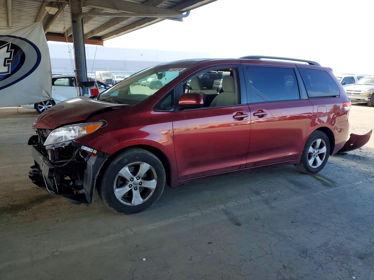 2014 Toyota Sienna LE, VIN 5TDKK3DC3ES526684 — Front end