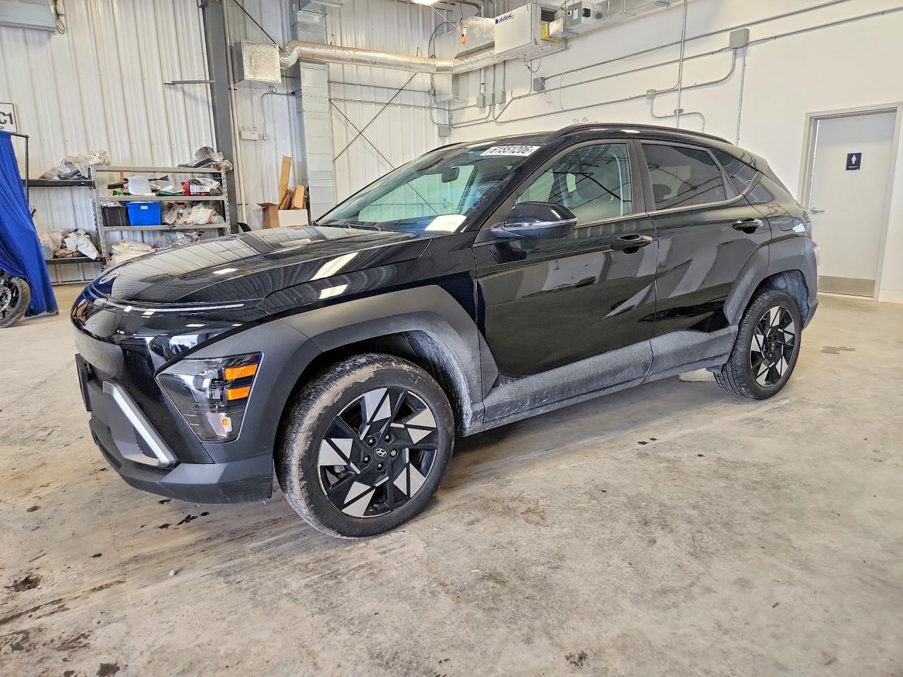 2024 Hyundai Kona SEL, VIN KM8HBCAB4RU155795 — Бок