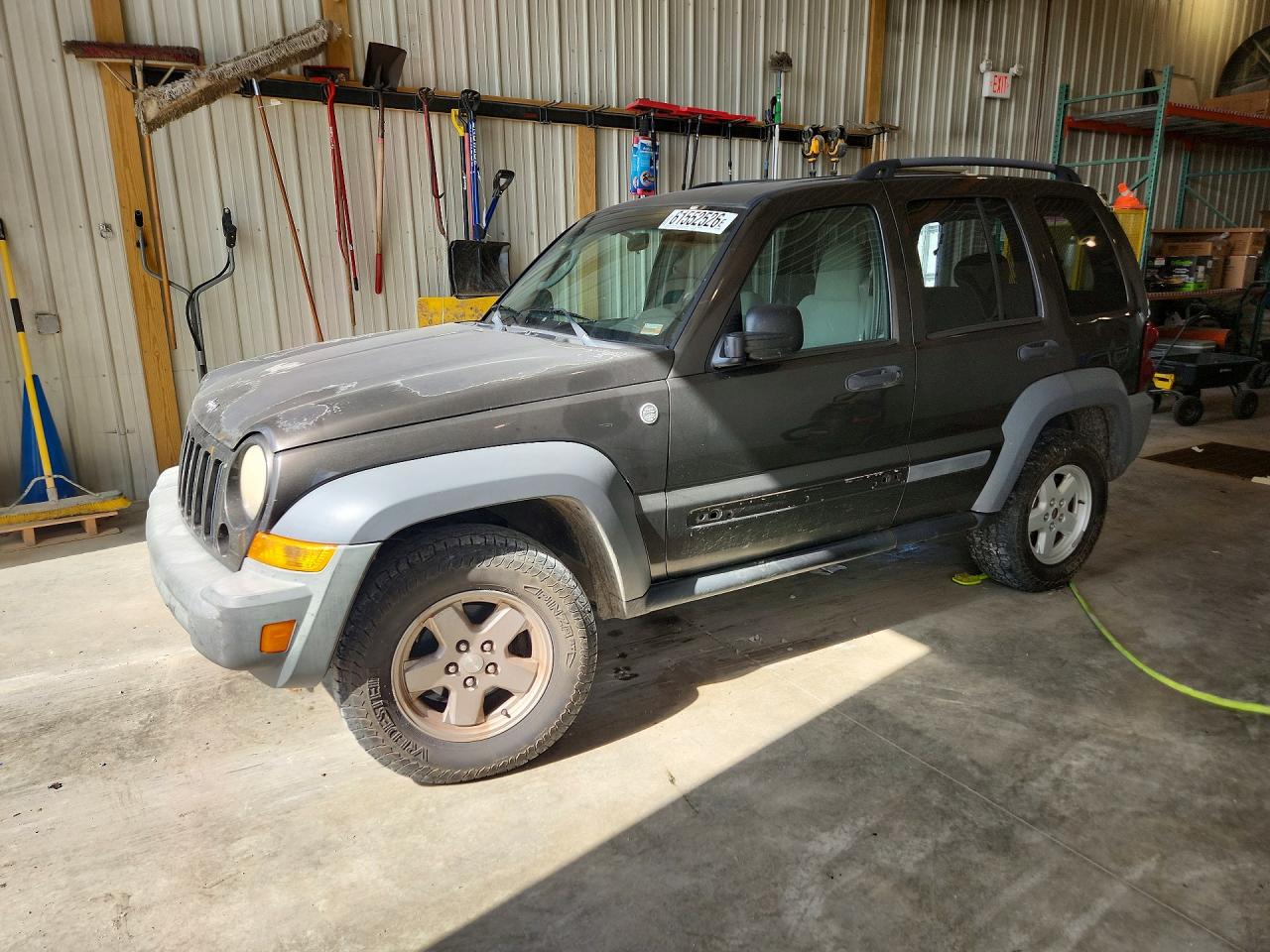 2005 Jeep Liberty Sport, VIN 1J8GL48K55W538810 — Зад