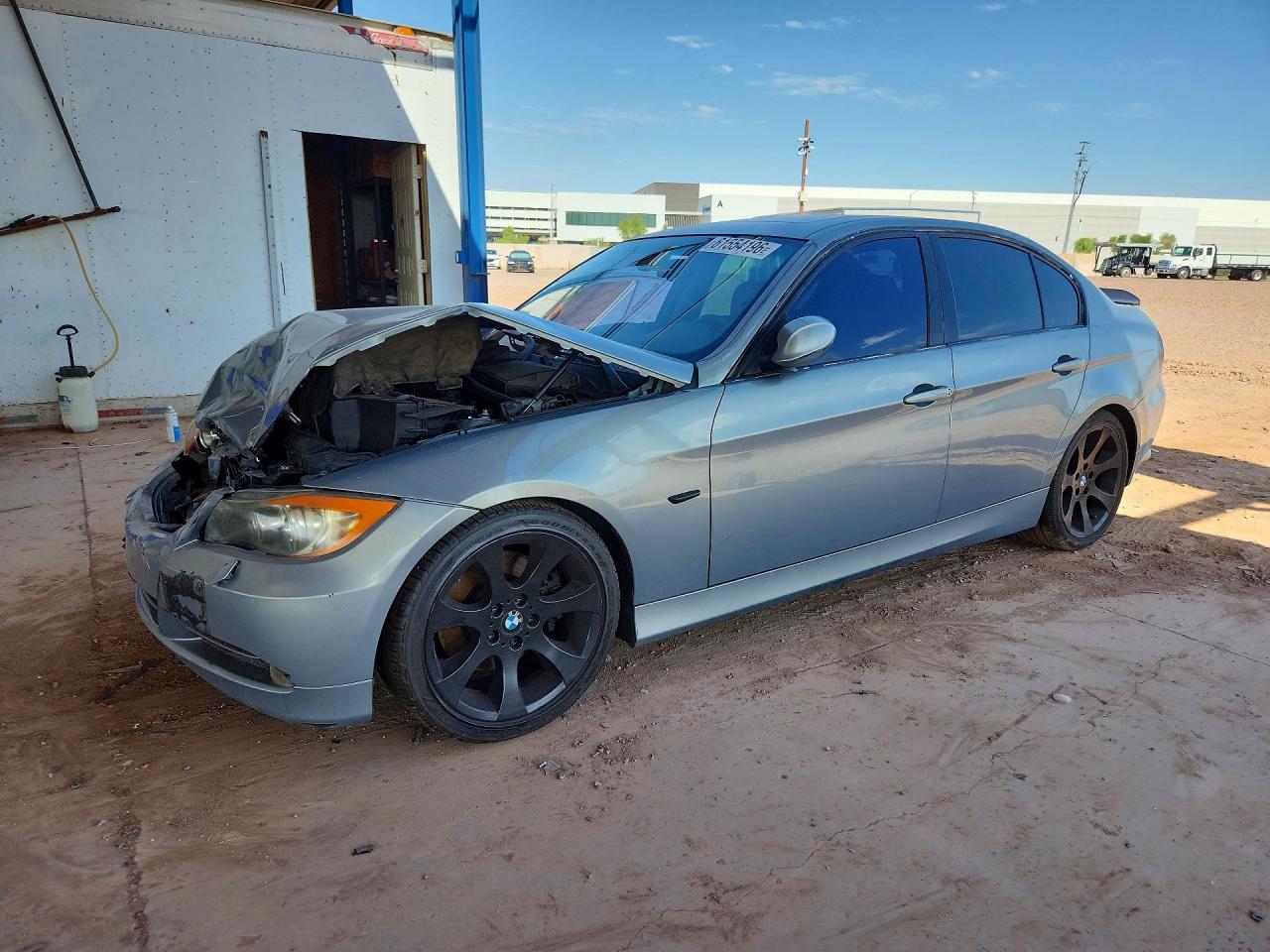 2006 BMW 3 Series 330i, VIN WBAVB33526PS13926 — Перед
