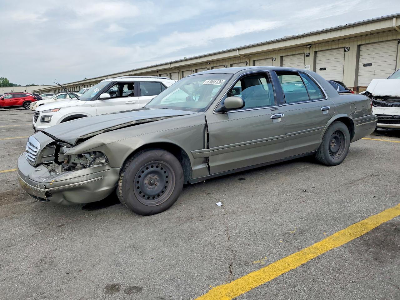 2000 Ford Crown Victoria LX, VIN 2FAFP74W1YX139635 — Front end