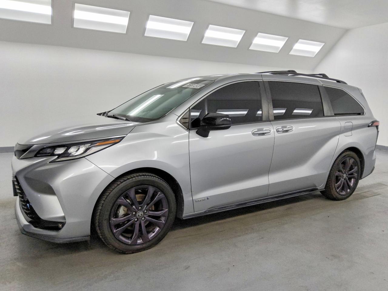 2021 Toyota Sienna XSE, VIN 5TDDRKEC8MS053330 — Side