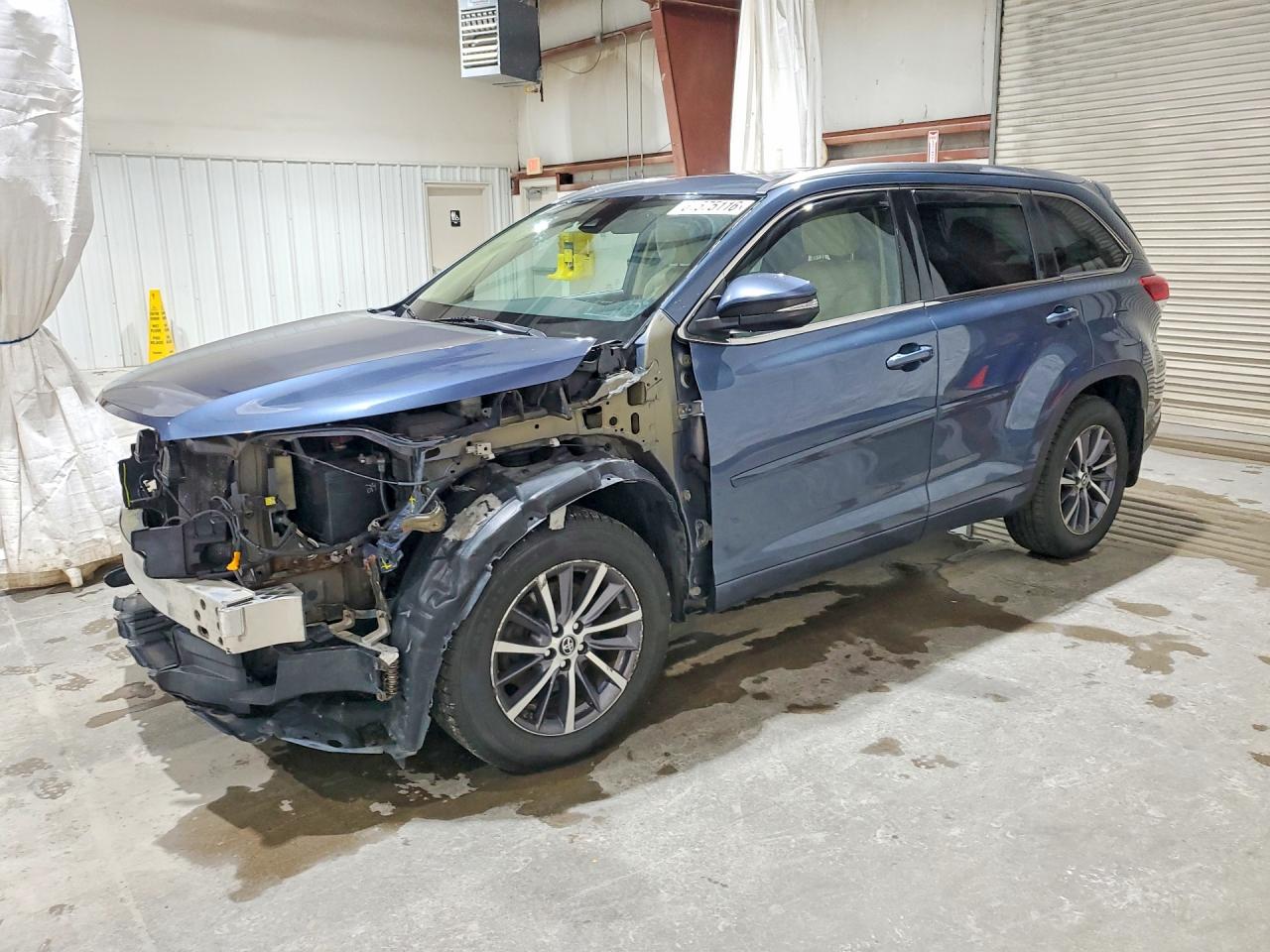 2018 Toyota Highlander SE, VIN 5TDJZRFH7JS806668 — Front end