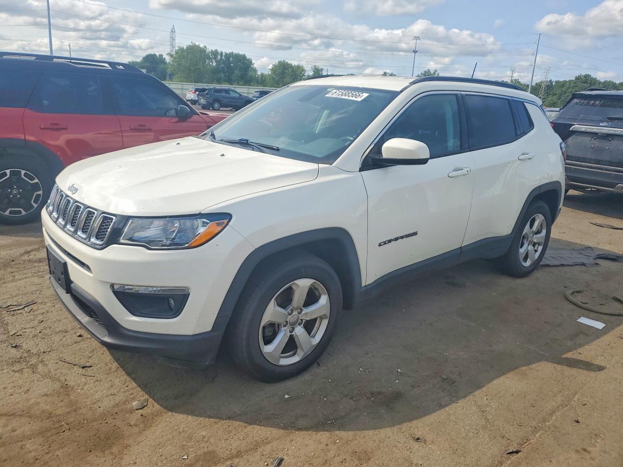 2018 Jeep Compass Latitude, VIN 3C4NJCBB5JT240913 — Side