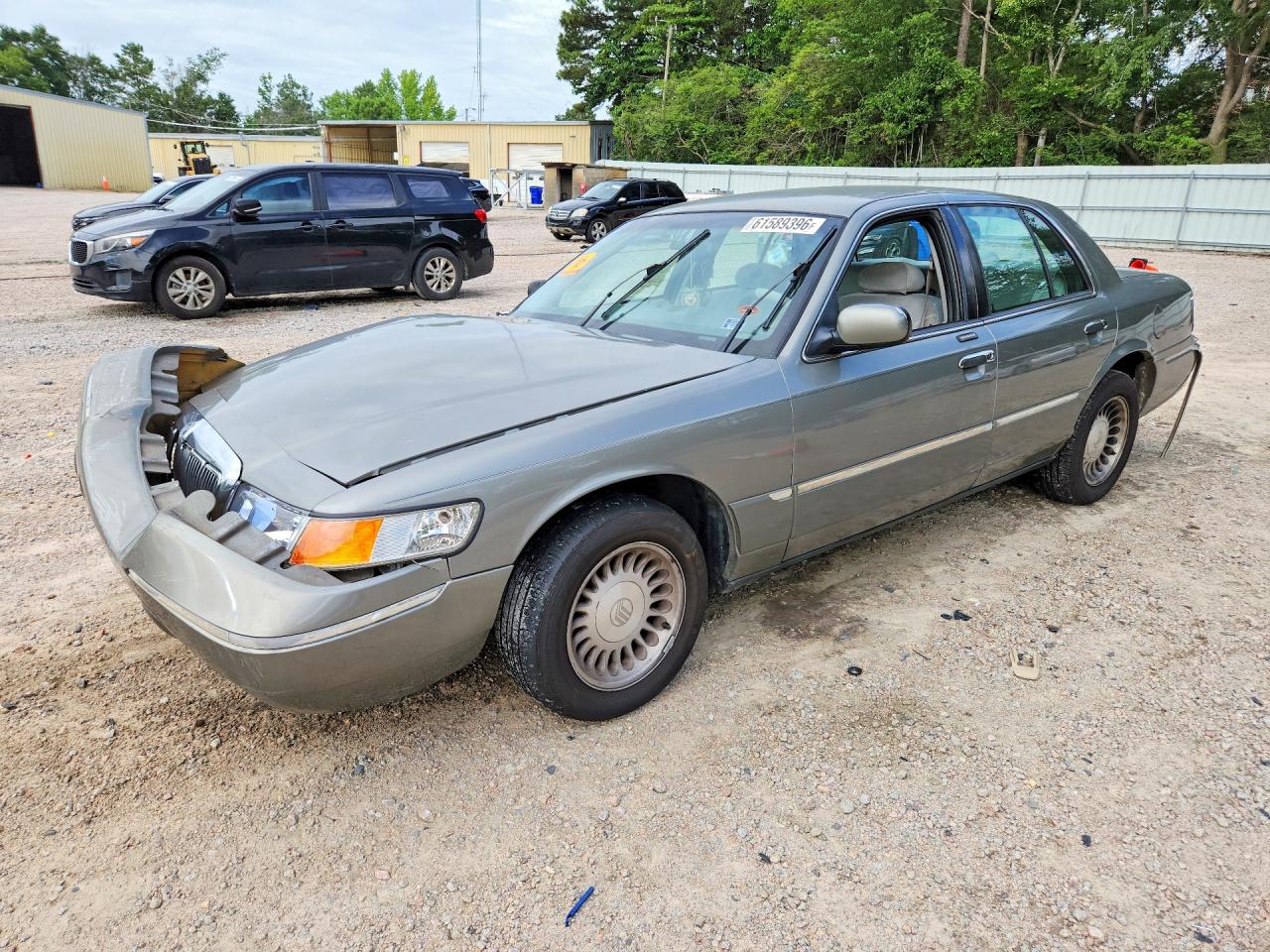 2001 Mercury Grand Marquis LS, VIN 2MEFM75W51X690236 — Front end
