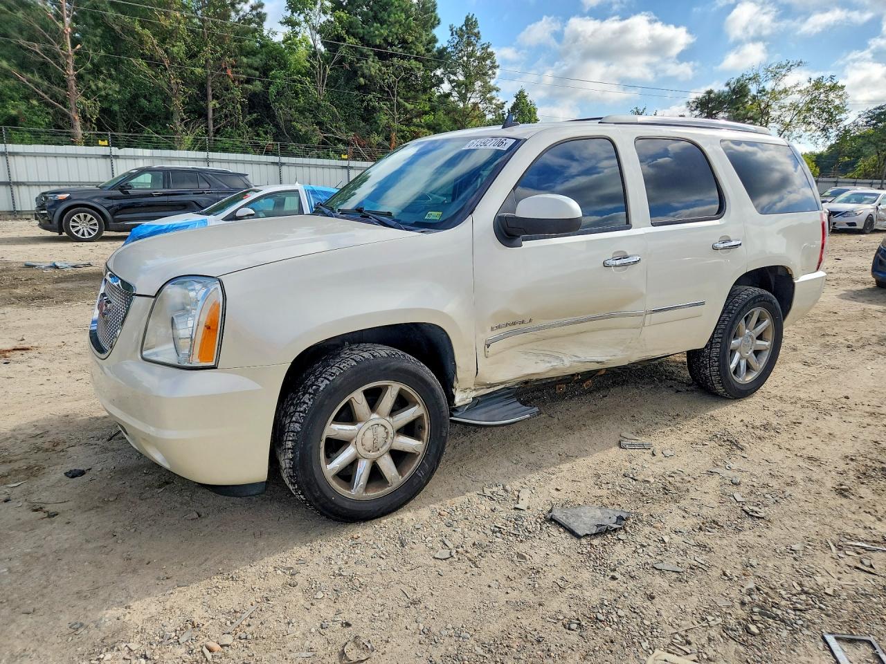2014 GMC Yukon Denali, VIN 1GKS2EEF6ER222238 — Side