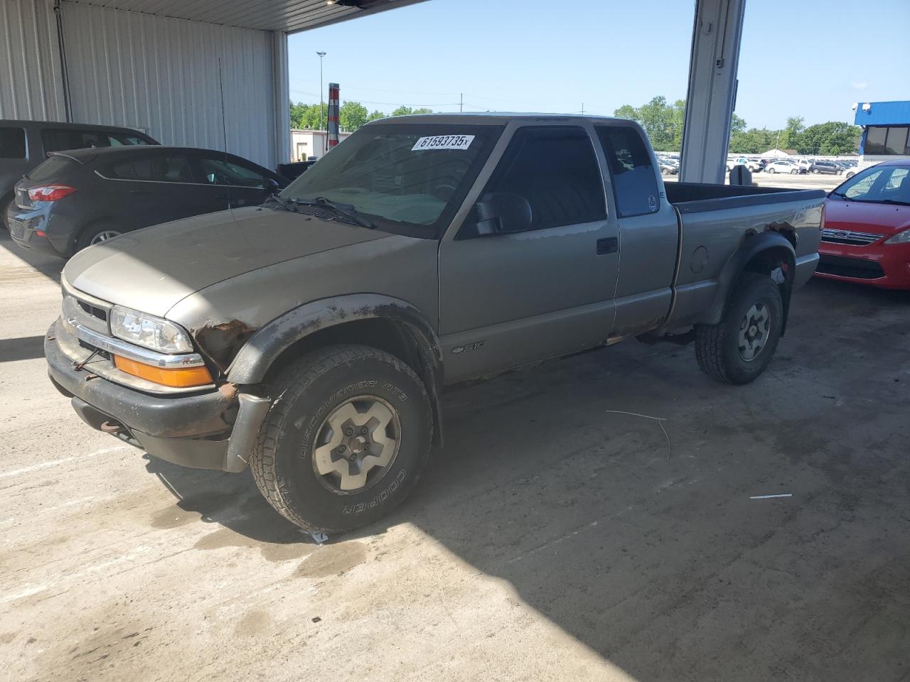 2003 Chevrolet S-10 LS, VIN 1GCCT19X138234759 — Normal wear