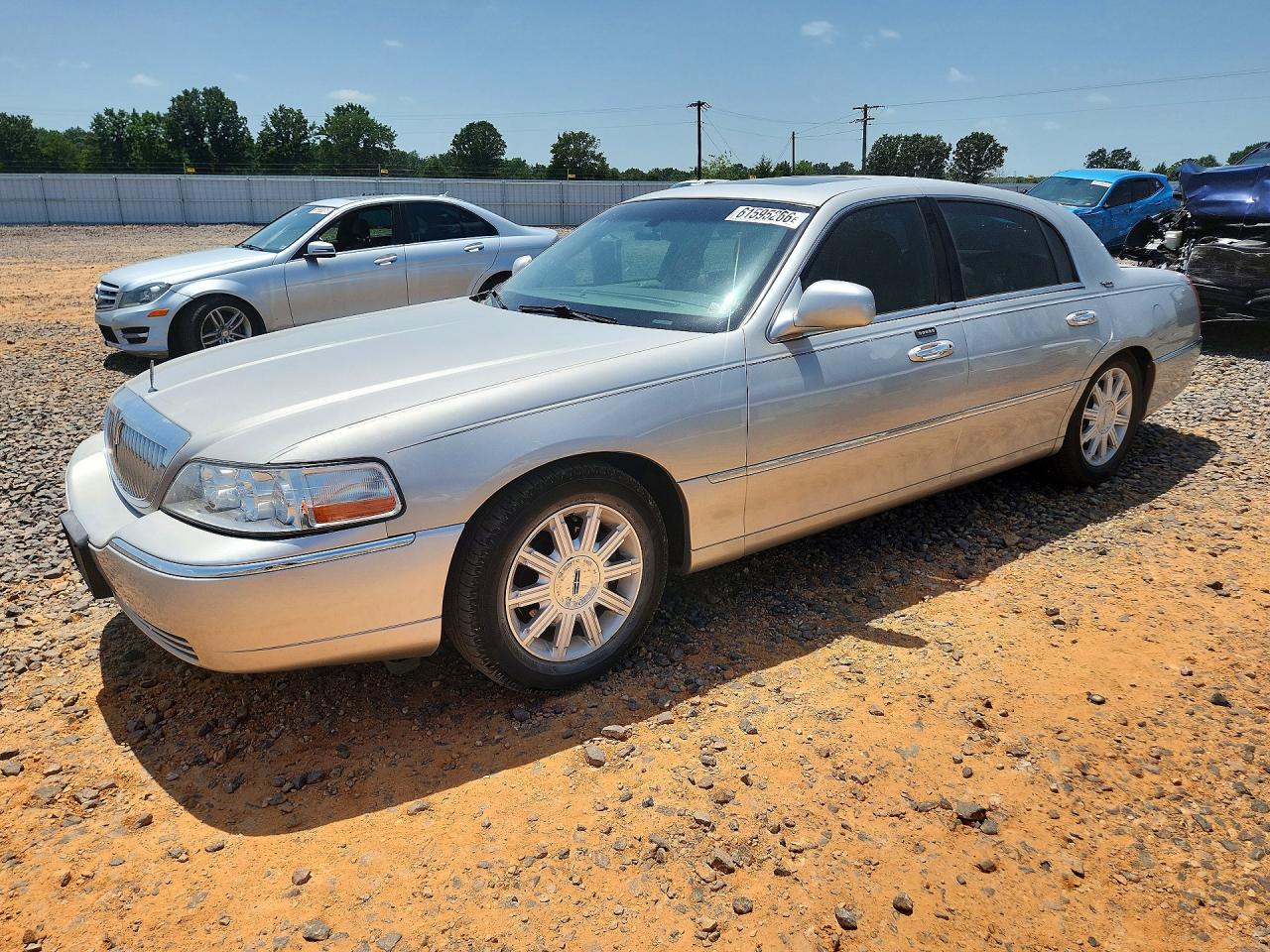 2007 Lincoln Town Car Signature Limited, VIN 1LNHM82V67Y639697 — Front end