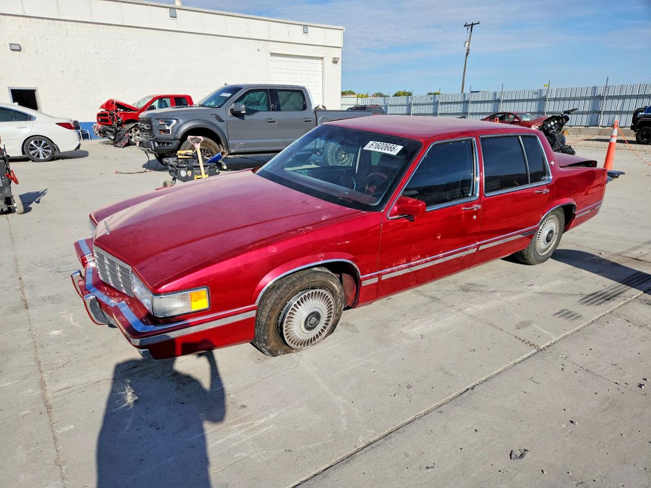 1992 Cadillac DeVille, VIN 1G6CD53B0N4302080 — Бок
