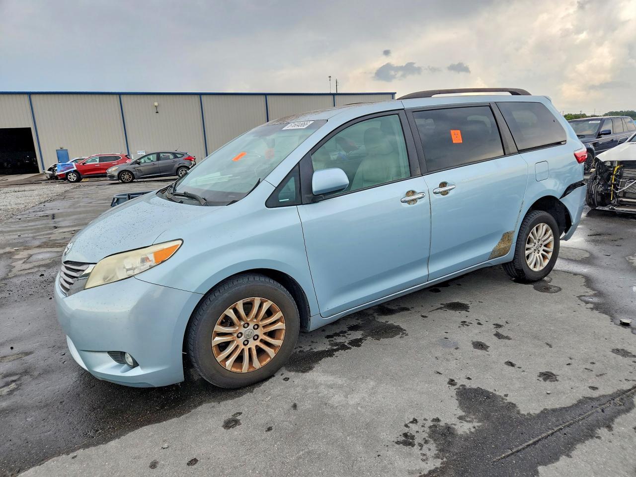 2016 Toyota Sienna Limited Premium, VIN 5TDYK3DC4GS717589 — Rear end
